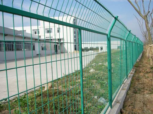 公路護(hù)欄網(wǎng)案例